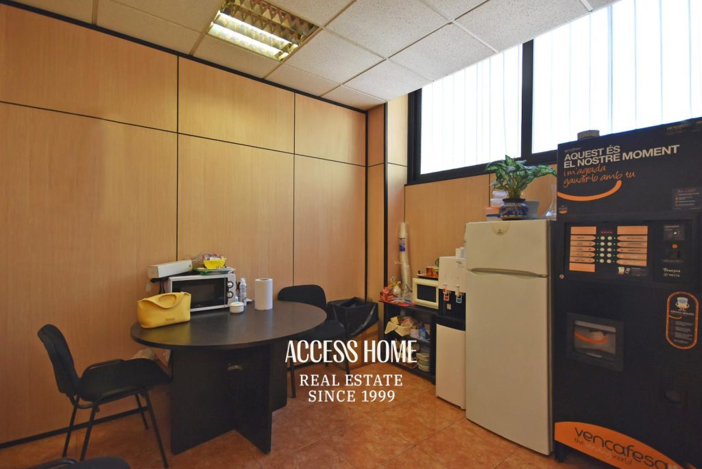 Se alquila amplio y luminoso local de oficinas en una excelente ubicación de Badalona