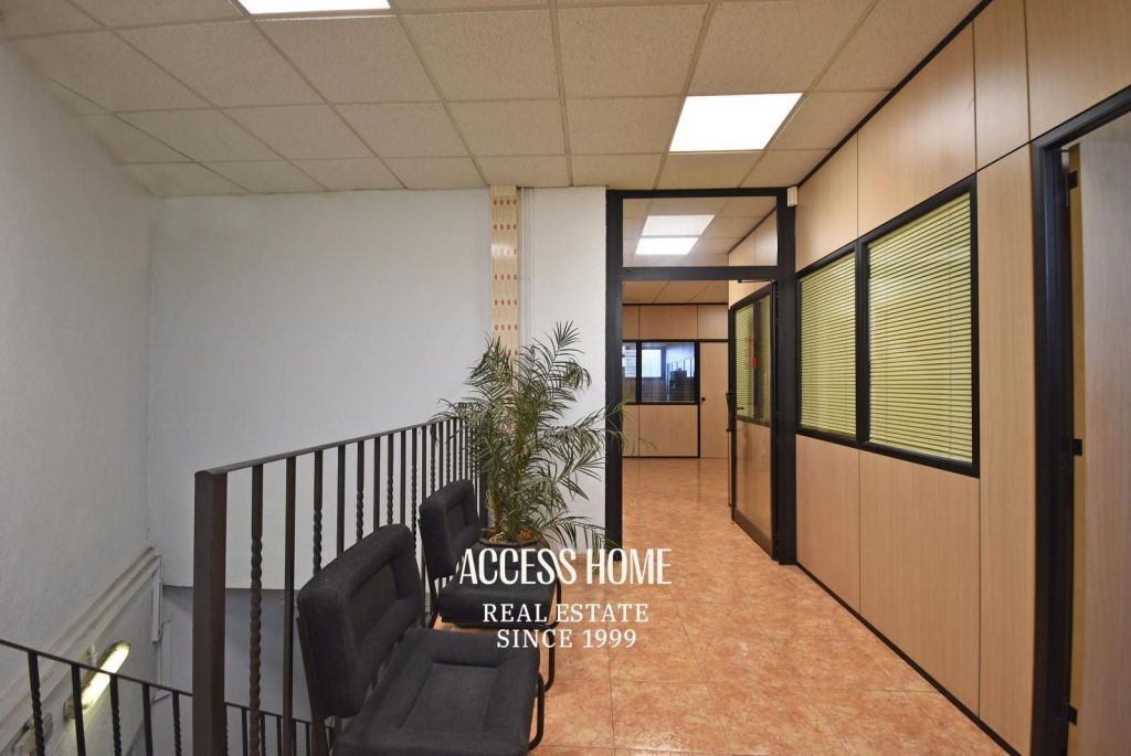 Se alquila amplio y luminoso local de oficinas en una excelente ubicación de Badalona