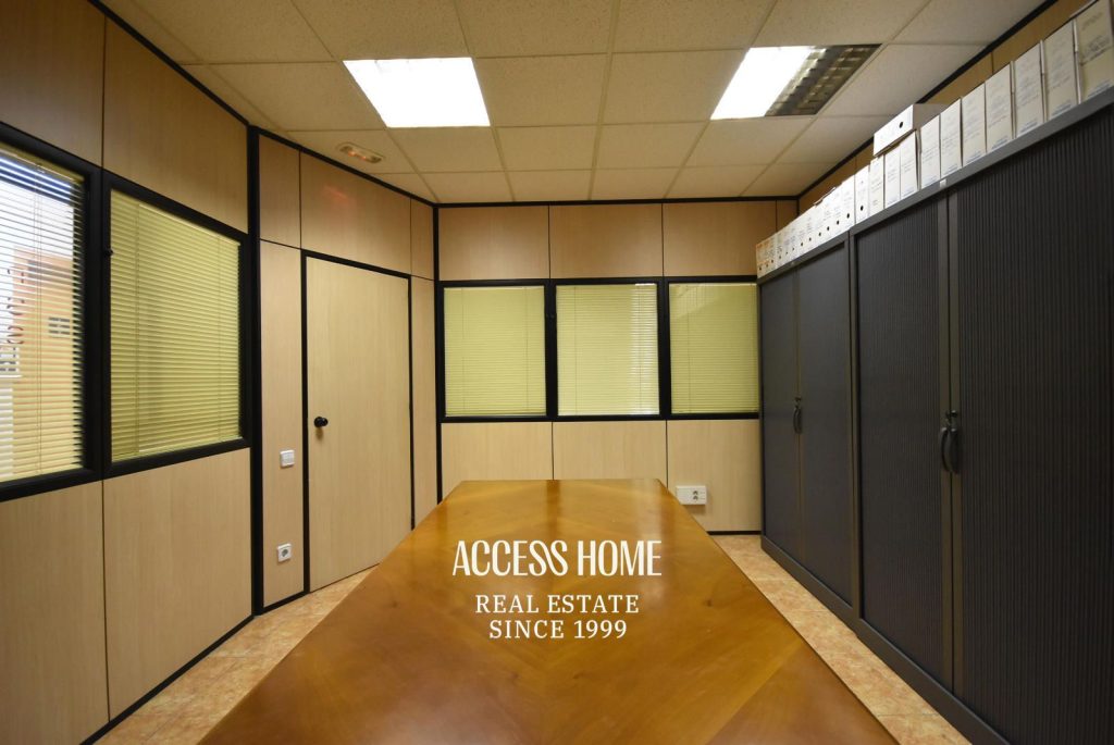 Se alquila amplio y luminoso local de oficinas en una excelente ubicación de Badalona
