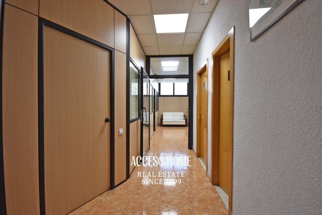 Se alquila amplio y luminoso local de oficinas en una excelente ubicación de Badalona