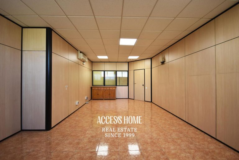 Se alquila amplio y luminoso local de oficinas en una excelente ubicación de Badalona