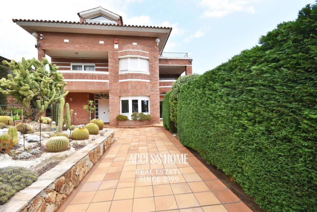 Casa unifamiliar con vistas a mar y piscina privada en Premià de Dalt