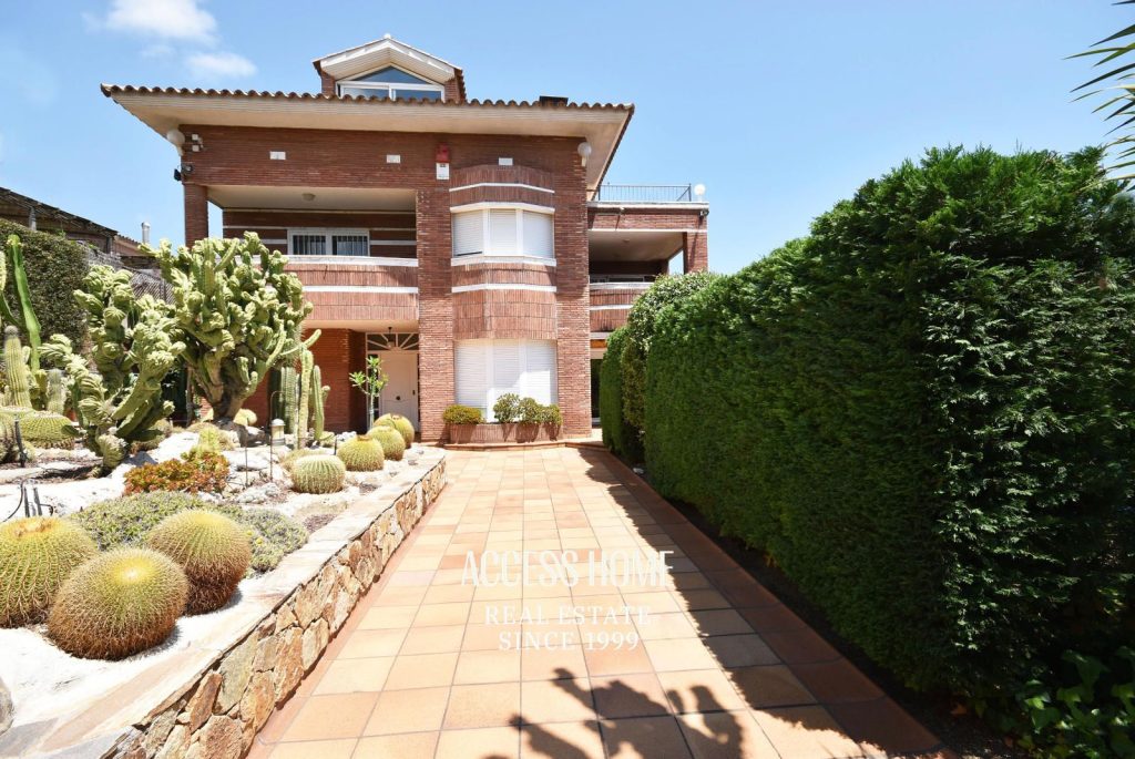 Casa unifamiliar con vistas a mar y piscina privada en Premià de Dalt