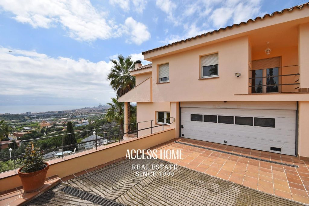 Exclusivo chalet independiente con vistas panorámicas a mar en Mas Ram, Badalona