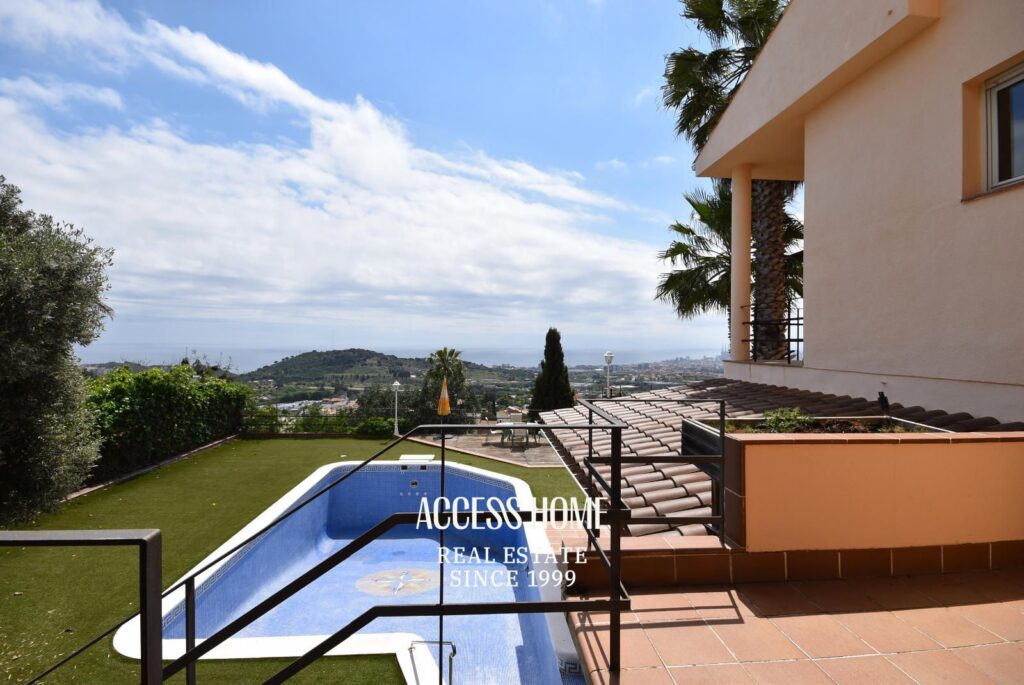 Exclusivo chalet independiente con vistas panorámicas a mar en Mas Ram, Badalona