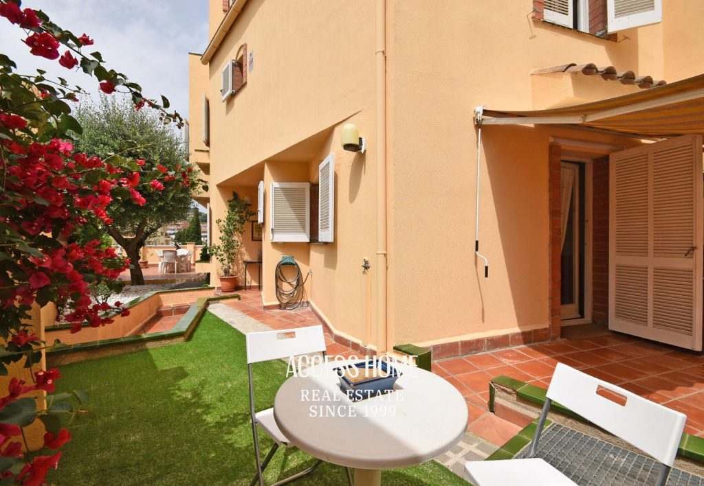 Casa a tres vientos con piscina comunitaria en Tiana