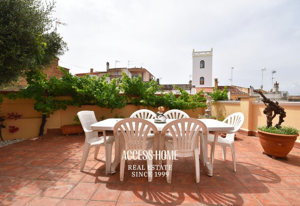 Casa a tres vientos con piscina comunitaria en Tiana