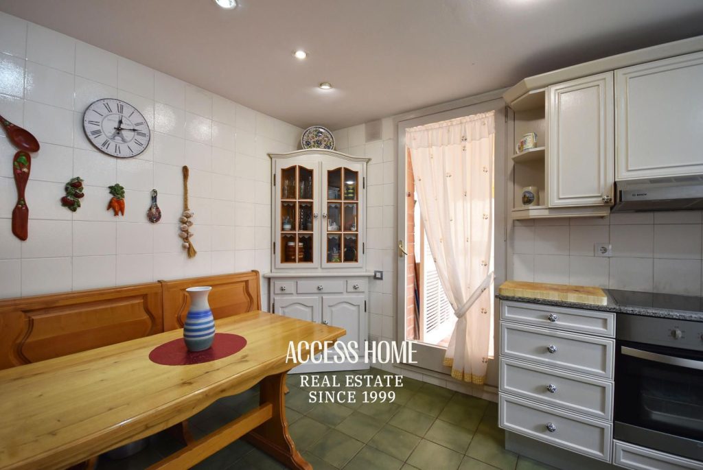 Casa a tres vientos con piscina comunitaria en Tiana