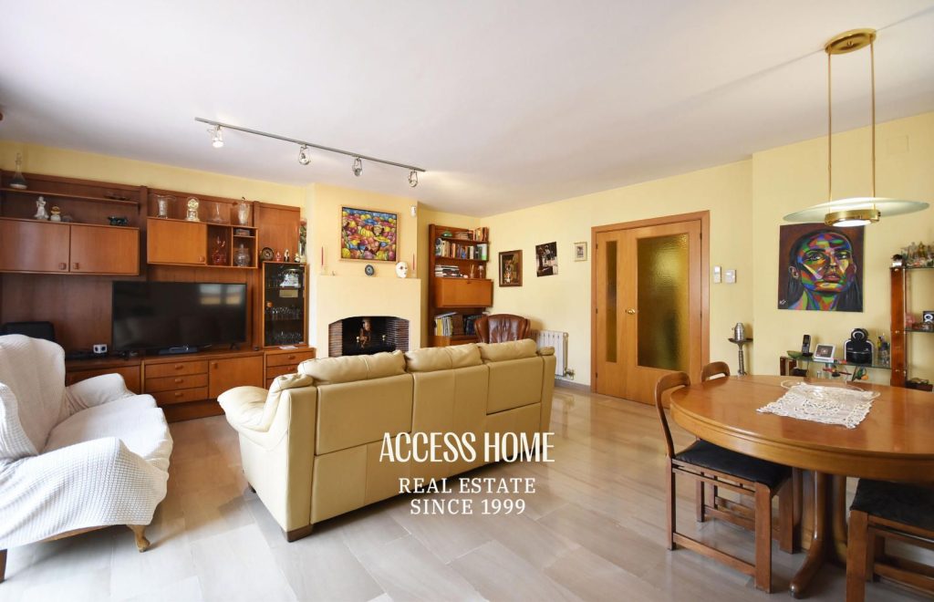 Casa a tres vientos con piscina comunitaria en Tiana