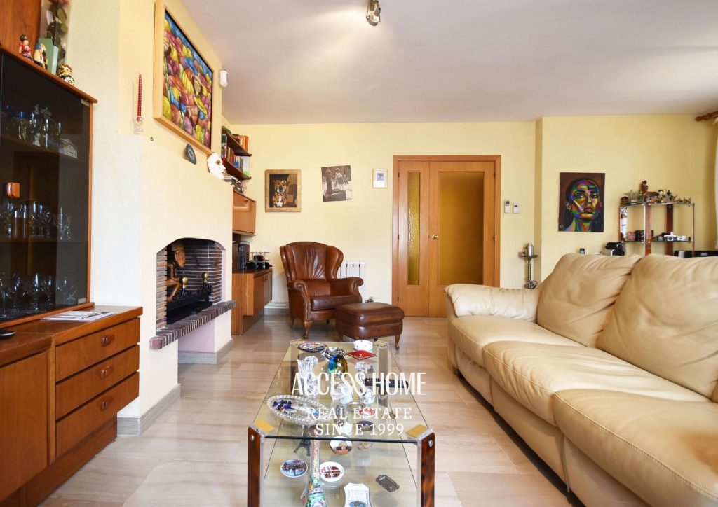 Casa a tres vientos con piscina comunitaria en Tiana