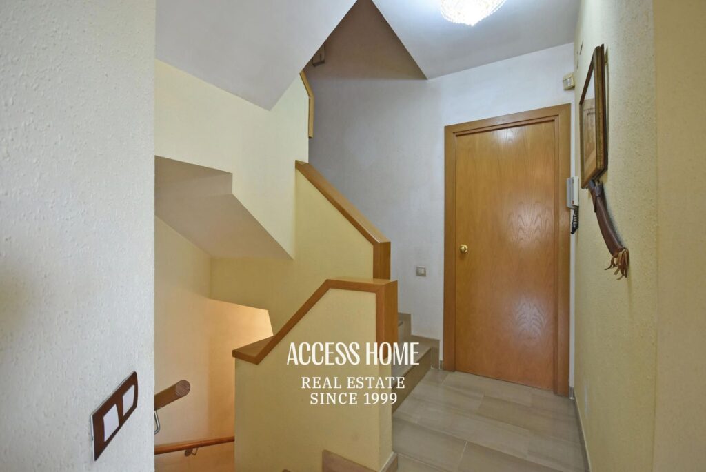 Casa a tres vientos con piscina comunitaria en Tiana