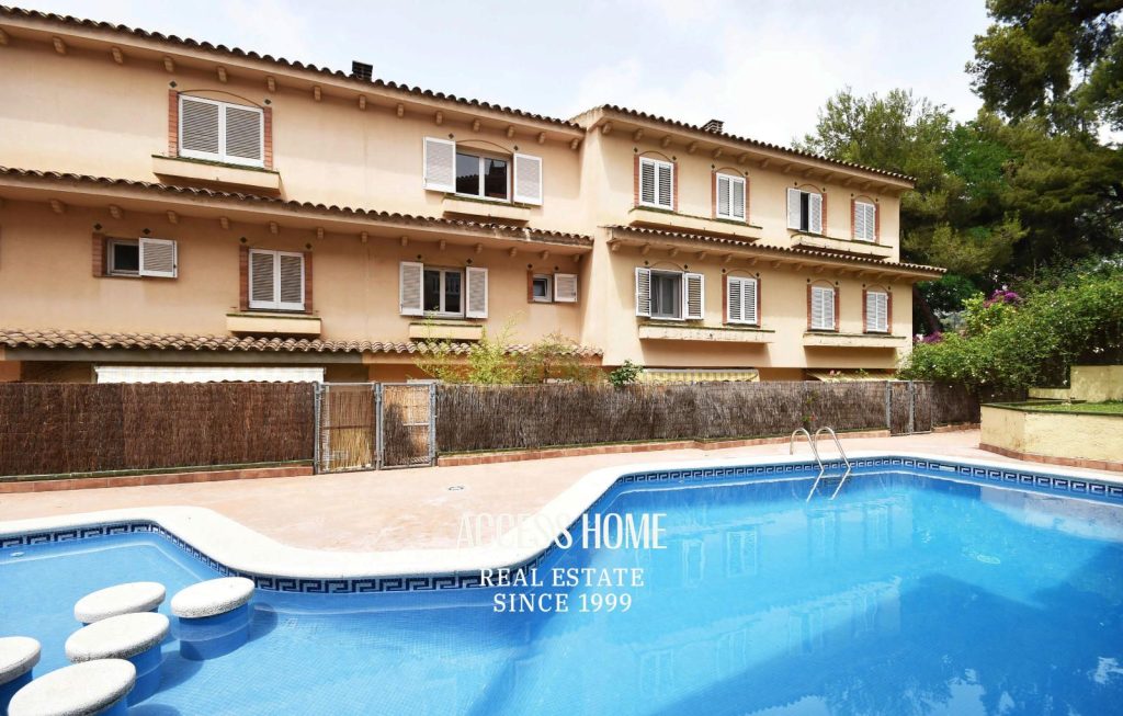 Casa a tres vientos con piscina comunitaria en Tiana