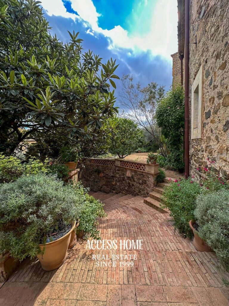 Espectacular casa reformada en pueblo medieval del Empordà, a solo 20 minutos de la Costa Brava.