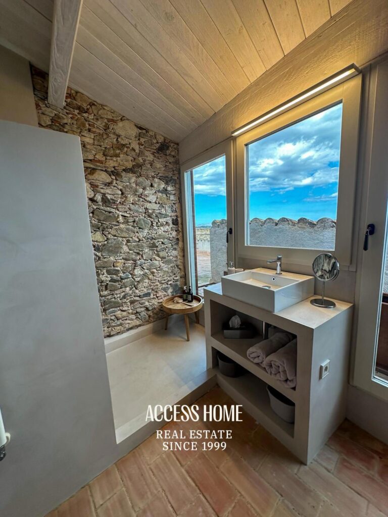 Espectacular casa reformada en pueblo medieval del Empordà, a solo 20 minutos de la Costa Brava.