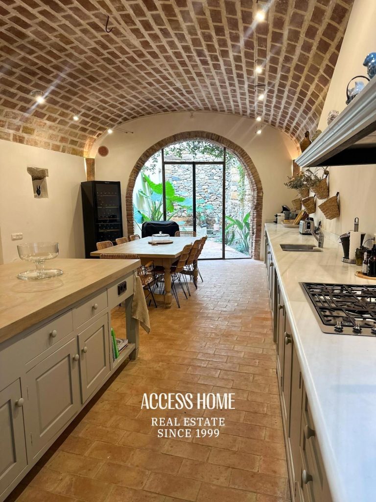 Espectacular casa reformada en pueblo medieval del Empordà, a solo 20 minutos de la Costa Brava.