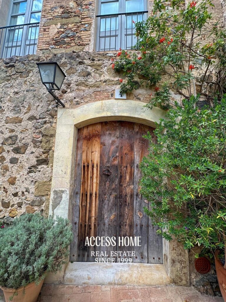 Espectacular casa reformada en pueblo medieval del Empordà, a solo 20 minutos de la Costa Brava.
