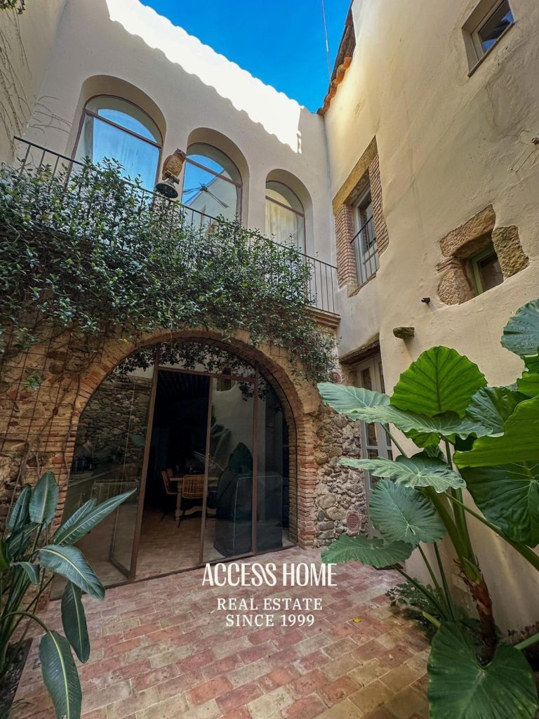 Espectacular casa reformada en pueblo medieval del Empordà, a solo 20 minutos de la Costa Brava.