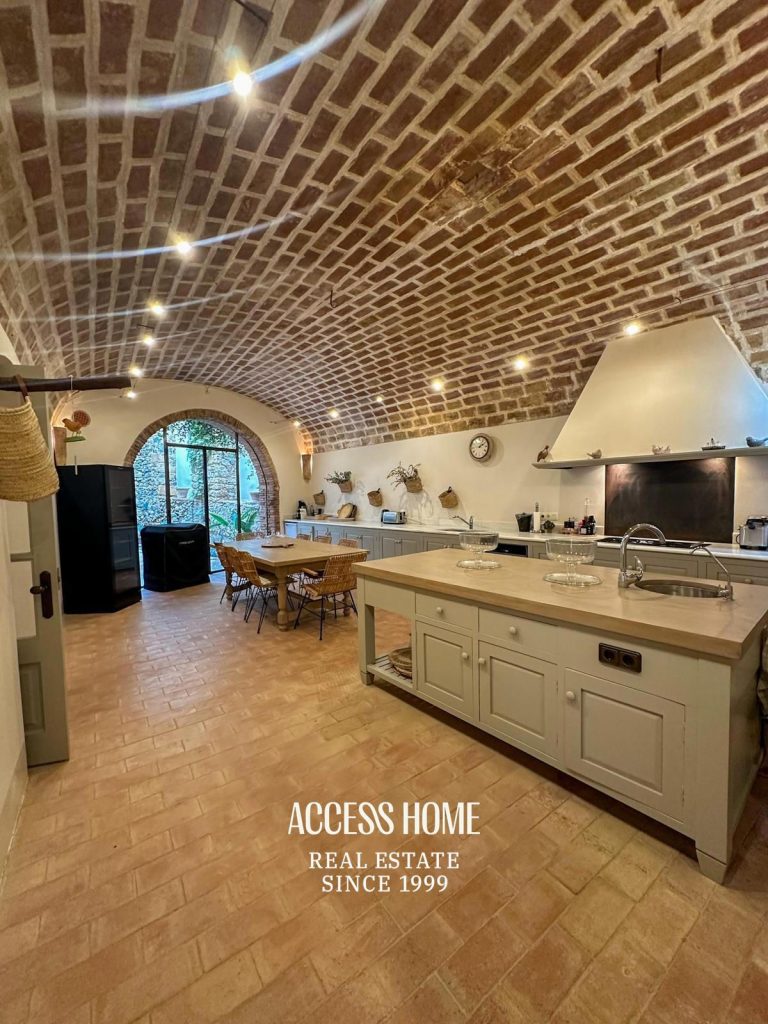 Espectacular casa reformada en pueblo medieval del Empordà, a solo 20 minutos de la Costa Brava.