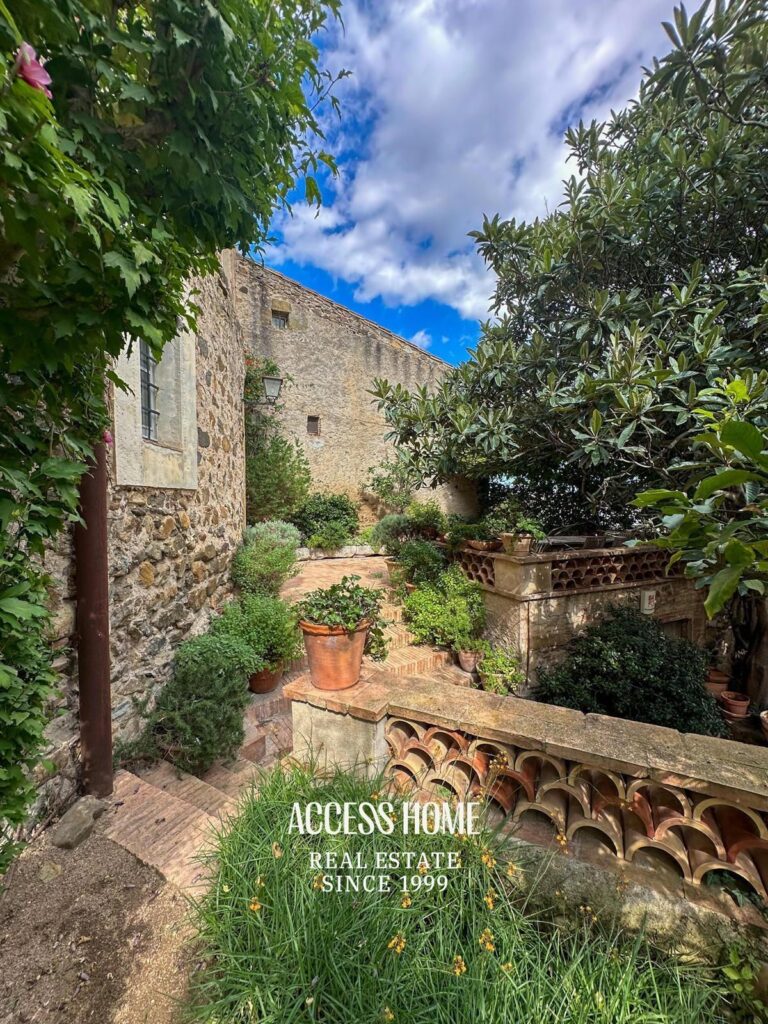 Espectacular casa reformada en pueblo medieval del Empordà, a solo 20 minutos de la Costa Brava.