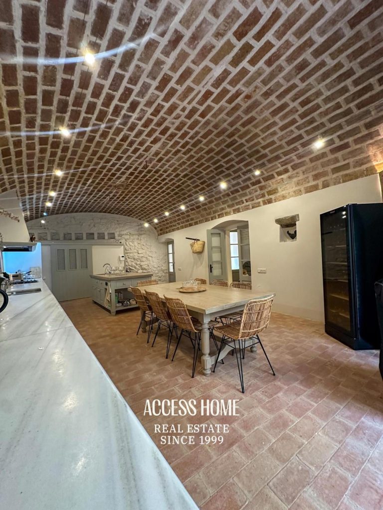 Espectacular casa reformada en pueblo medieval del Empordà, a solo 20 minutos de la Costa Brava.