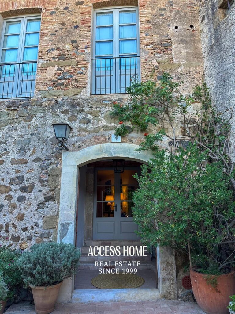 Espectacular casa reformada en pueblo medieval del Empordà, a solo 20 minutos de la Costa Brava.