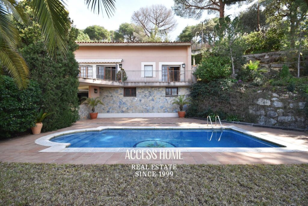 Casa en venta en Les Sureres, Mataró, con jardín y piscina