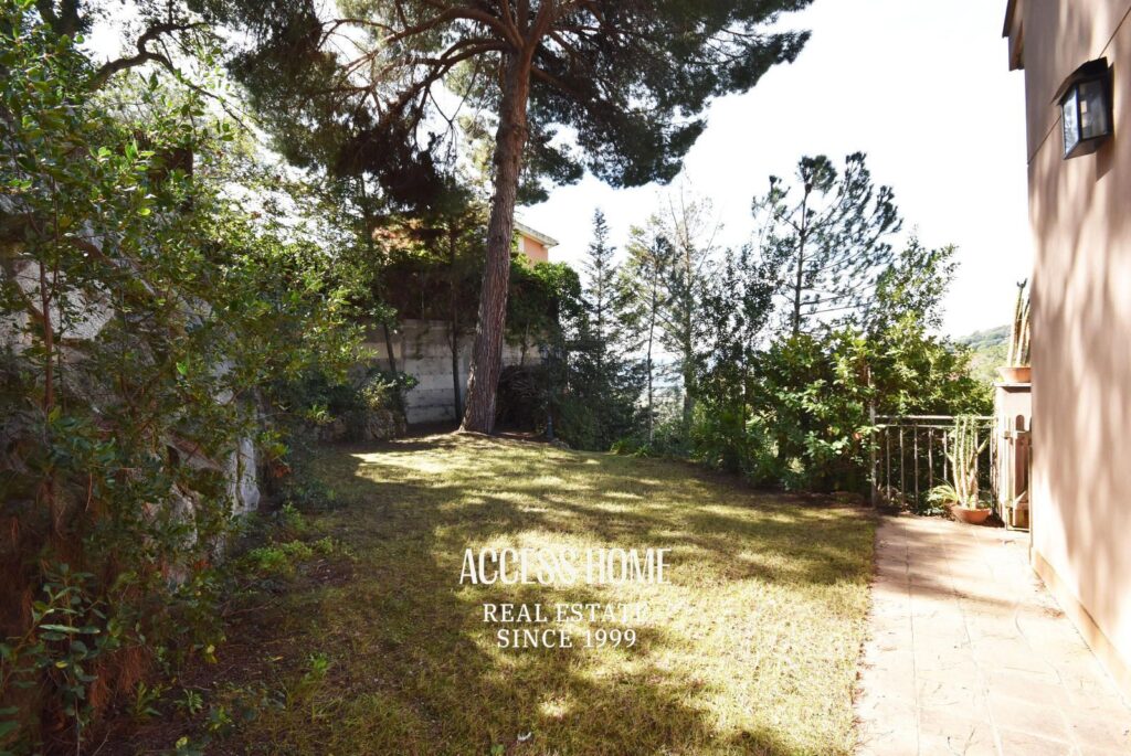 Casa en venta en Les Sureres, Mataró, con jardín y piscina