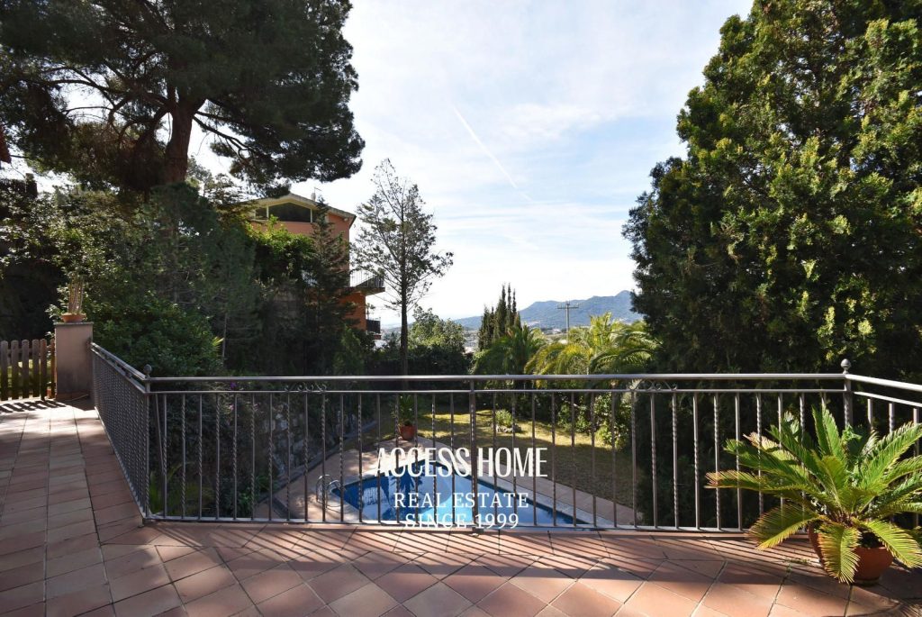 Casa en venta en Les Sureres, Mataró, con jardín y piscina
