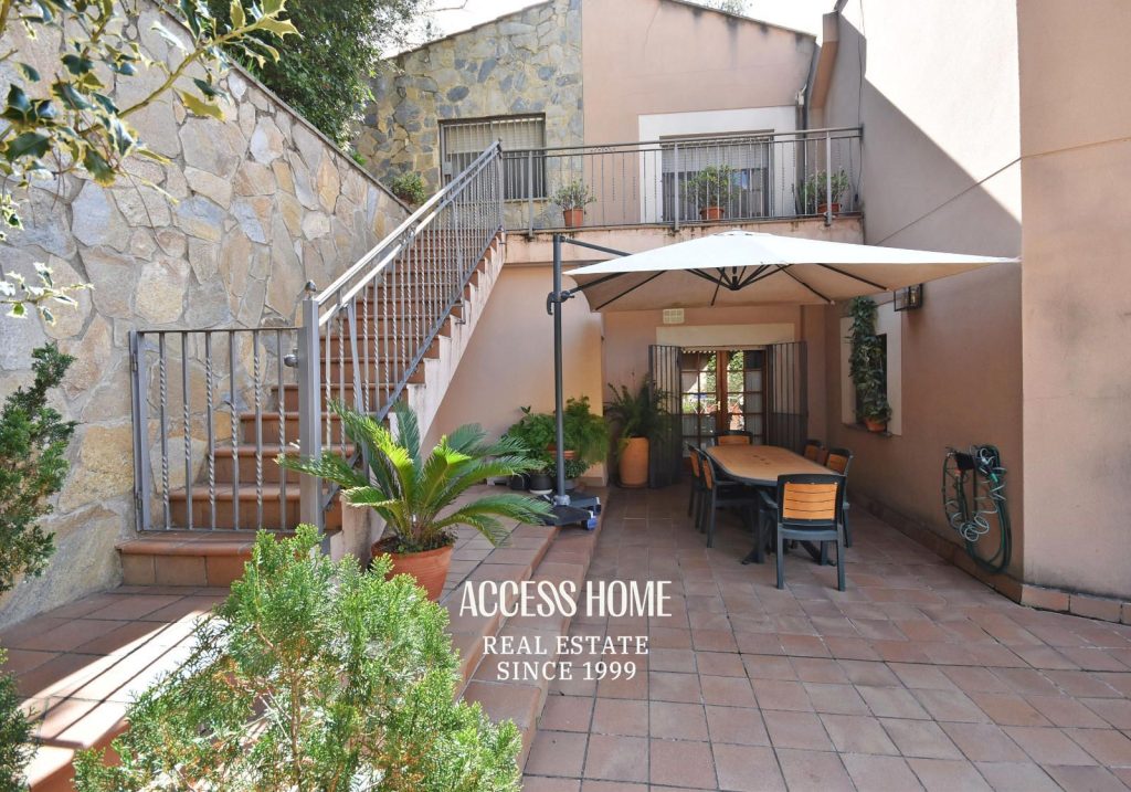 Casa en venta en Les Sureres, Mataró, con jardín y piscina