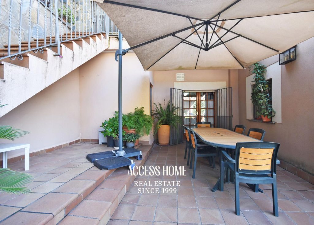 Casa en venta en Les Sureres, Mataró, con jardín y piscina