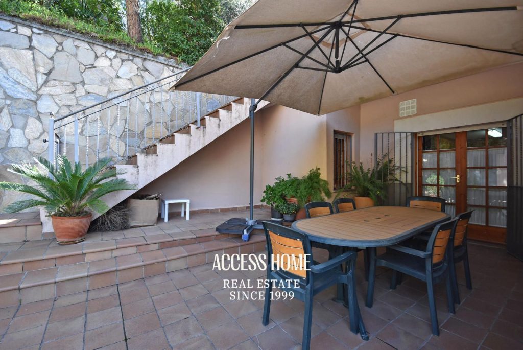 Casa en venta en Les Sureres, Mataró, con jardín y piscina