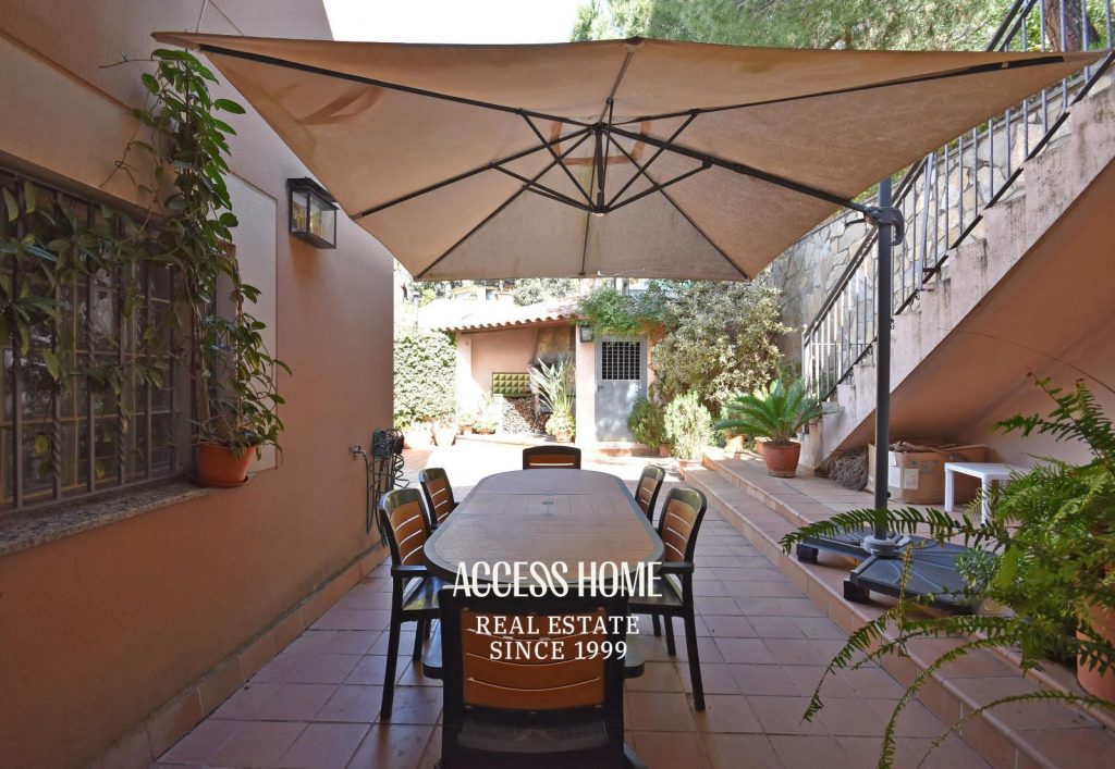 Casa en venta en Les Sureres, Mataró, con jardín y piscina