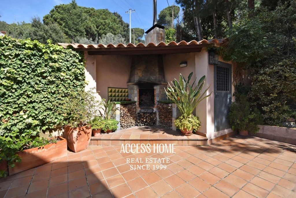 Casa en venta en Les Sureres, Mataró, con jardín y piscina