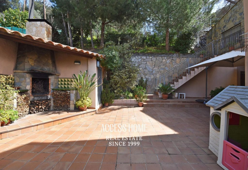 Casa en venta en Les Sureres, Mataró, con jardín y piscina