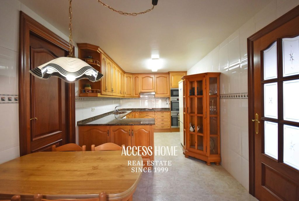 Casa en venta en Les Sureres, Mataró, con jardín y piscina