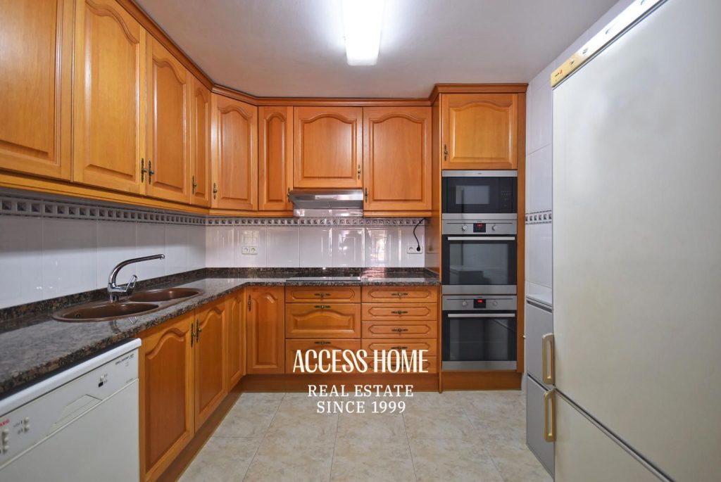 Casa en venta en Les Sureres, Mataró, con jardín y piscina