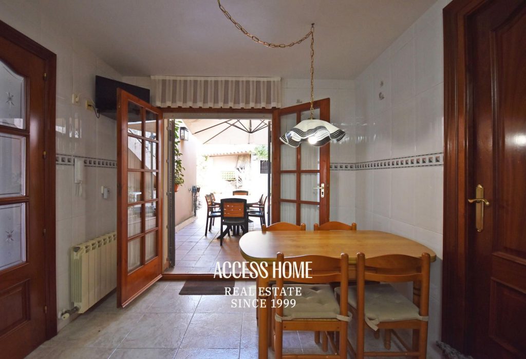 Casa en venta en Les Sureres, Mataró, con jardín y piscina