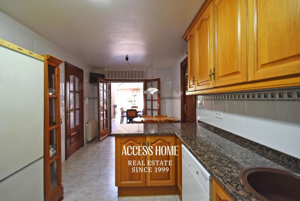 Casa en venta en Les Sureres, Mataró, con jardín y piscina