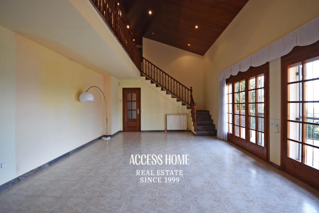 Casa en venta en Les Sureres, Mataró, con jardín y piscina