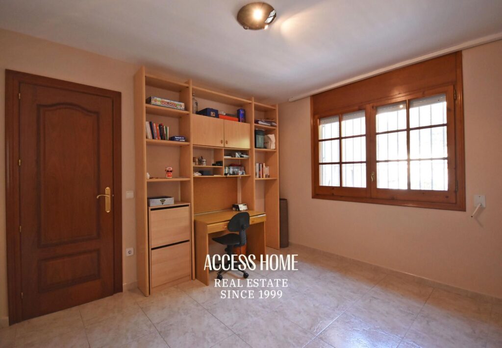 Casa en venta en Les Sureres, Mataró, con jardín y piscina