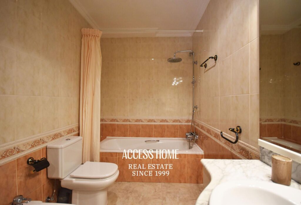 Casa en venta en Les Sureres, Mataró, con jardín y piscina
