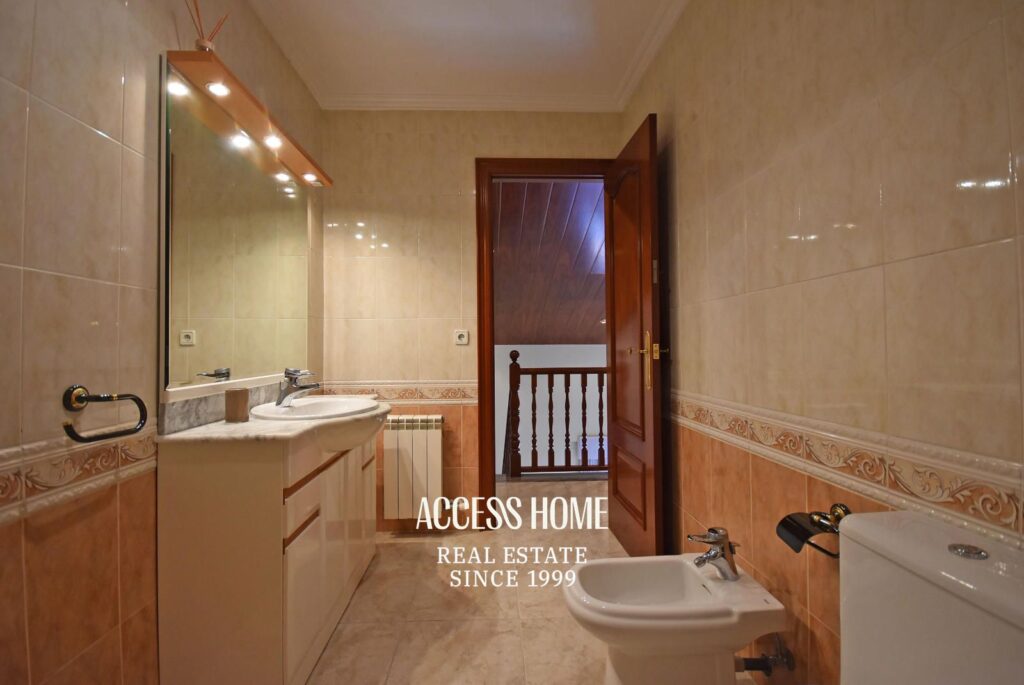 Casa en venta en Les Sureres, Mataró, con jardín y piscina