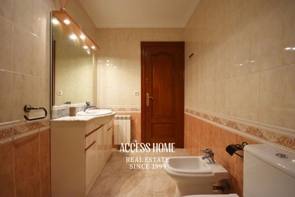 Casa en venta en Les Sureres, Mataró, con jardín y piscina