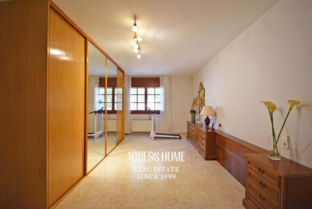 Casa en venta en Les Sureres, Mataró, con jardín y piscina