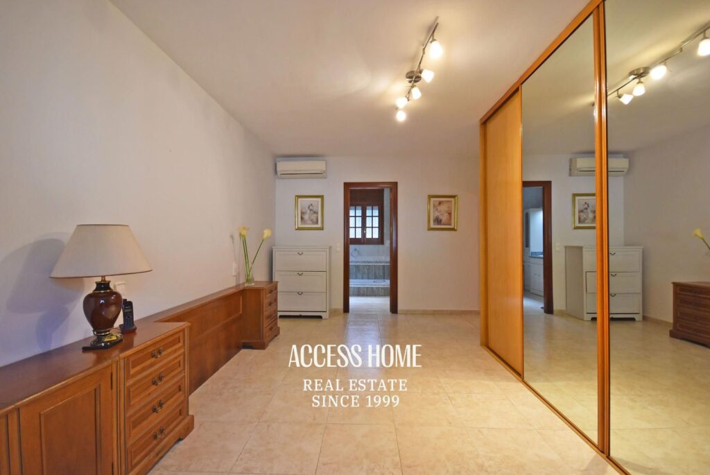 Casa en venta en Les Sureres, Mataró, con jardín y piscina