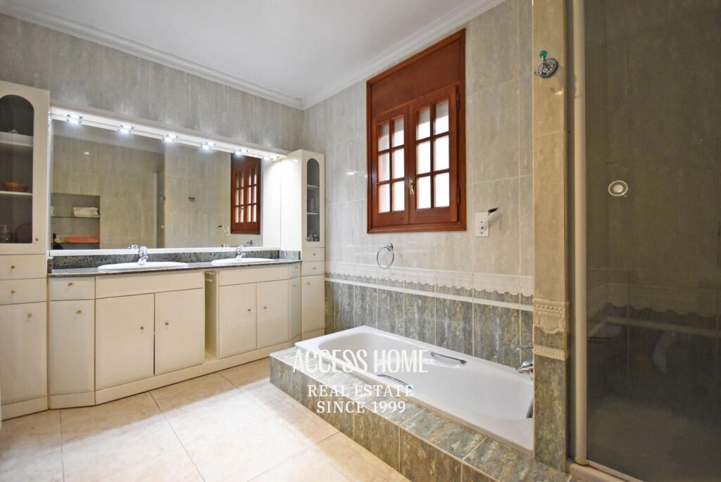 Casa en venta en Les Sureres, Mataró, con jardín y piscina