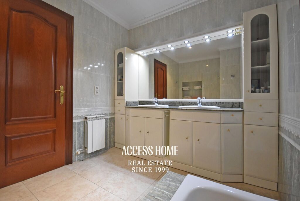 Casa en venta en Les Sureres, Mataró, con jardín y piscina