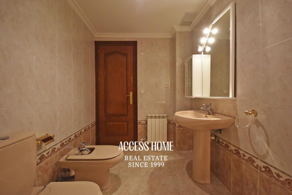 Casa en venta en Les Sureres, Mataró, con jardín y piscina