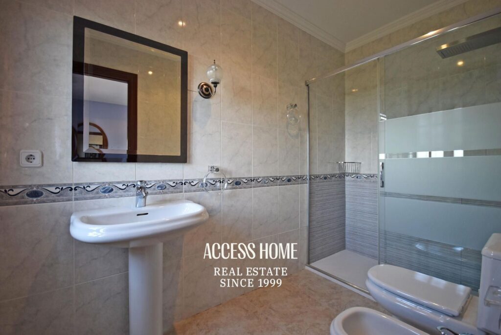 Casa en venta en Les Sureres, Mataró, con jardín y piscina