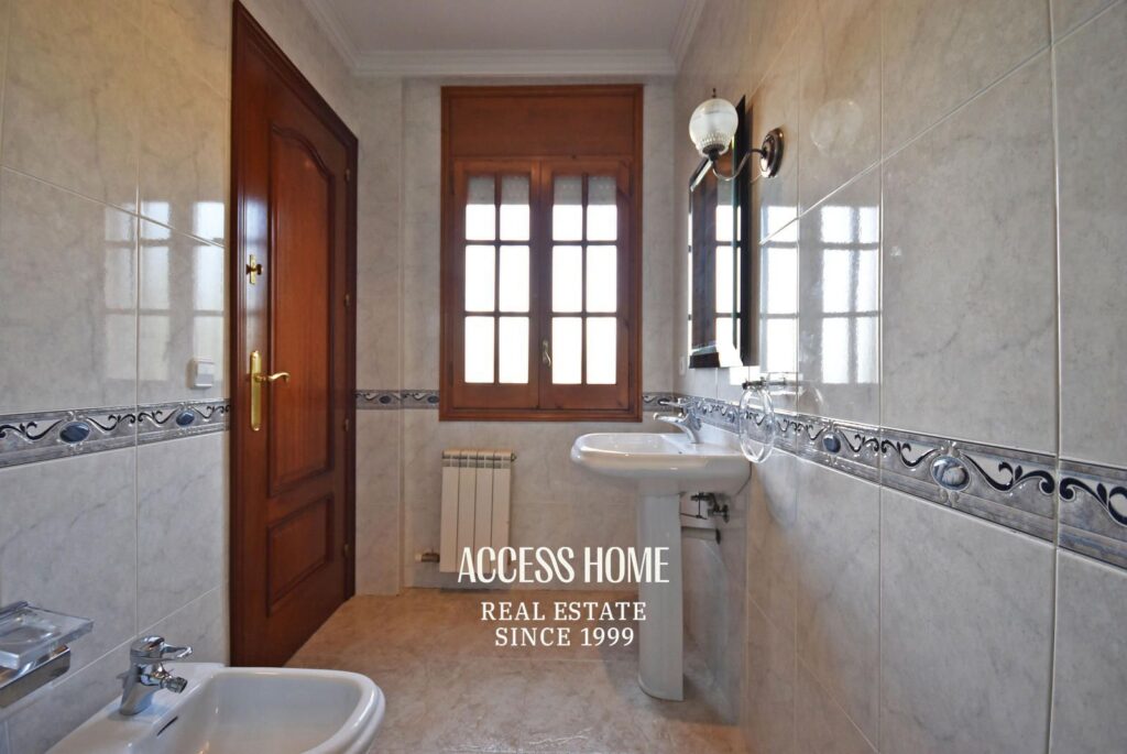 Casa en venta en Les Sureres, Mataró, con jardín y piscina